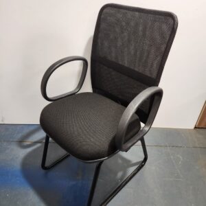 CADEIRA MODELO INTERCOLUTOR COM BASE TRAPEZIO