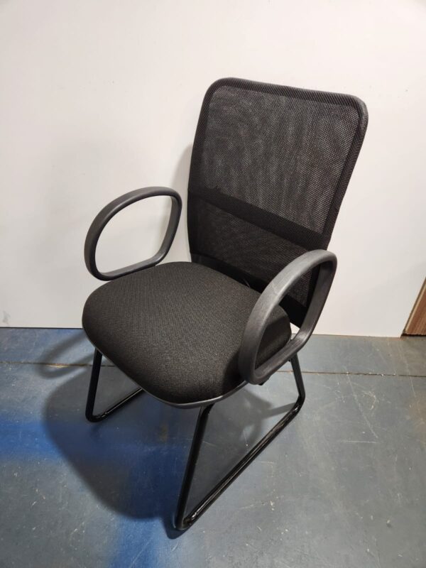 CADEIRA MODELO INTERCOLUTOR COM BASE TRAPEZIO