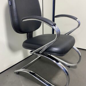 CADEIRA FIXA MD APROXIMAÇÃO 4 PÉS COR PRETA T19 VINIL